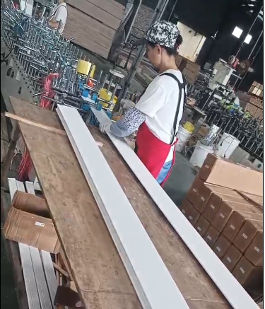 以下是一些关于踢脚线包覆的相关信息 以下是一些关于踢脚线包覆的相关信息